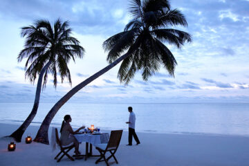 Cena romantica_playa Maldivas