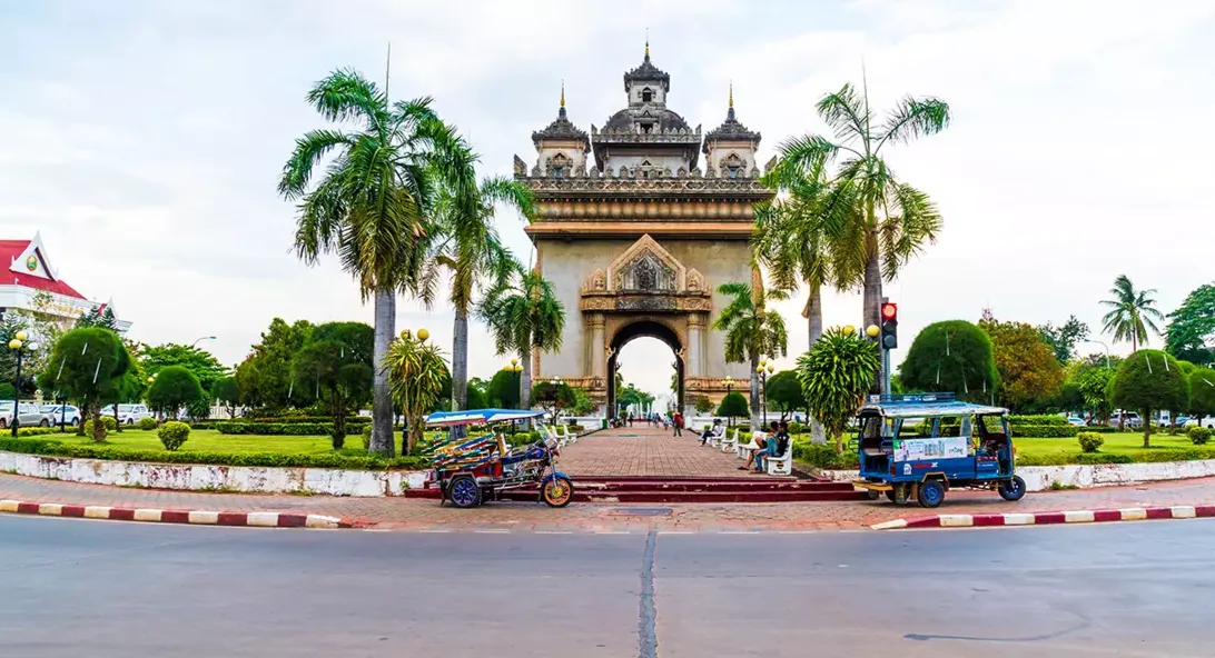 patuxai_vientiane_laos